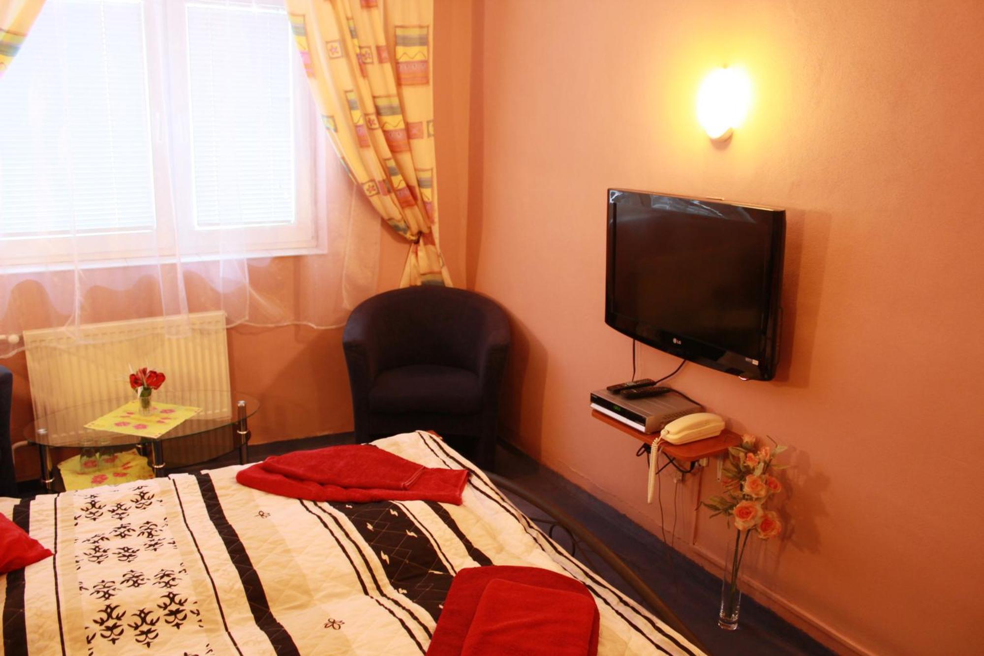 Garni Hotel Anne-Mary Piest'any Exterior photo