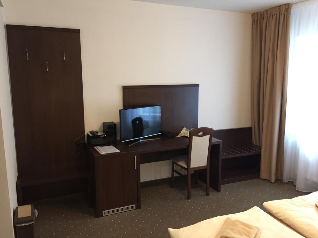 Garni Hotel Anne-Mary Piest'any Exterior photo
