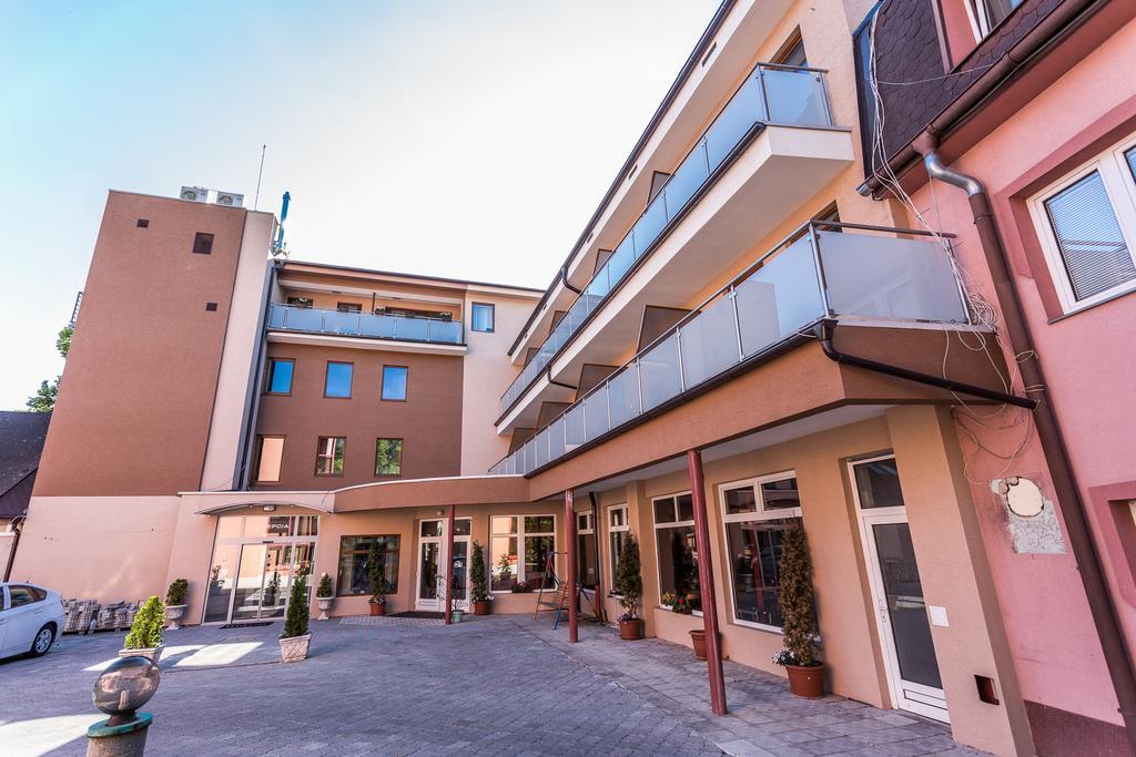 Garni Hotel Anne-Mary Piest'any Exterior photo